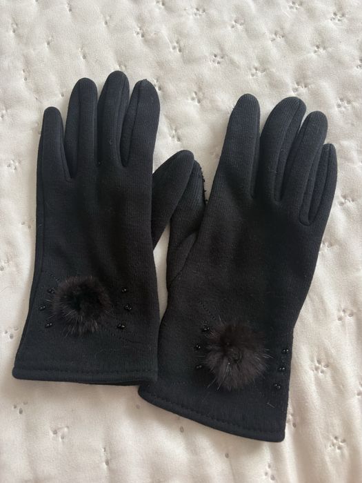 Czarne damskie rękawiczki z ozdobnym futerkiem i koralikami