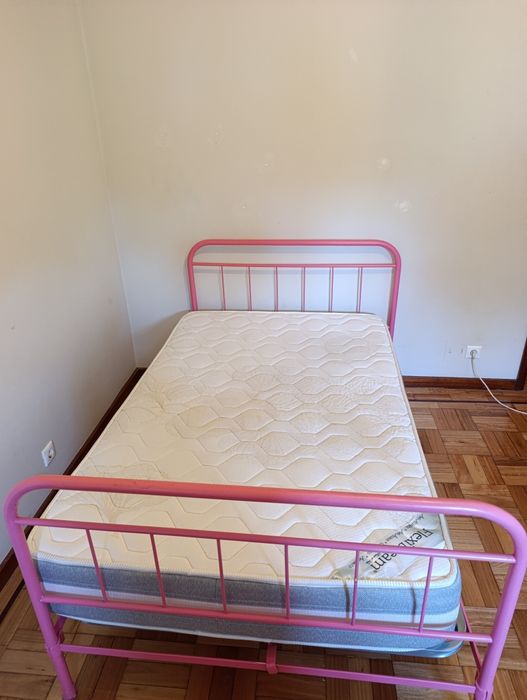 Cama ferro lacada cor de rosa (oferta do colchão)