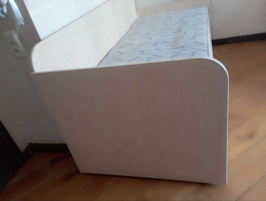 Односпальне ліжко в гарному стані