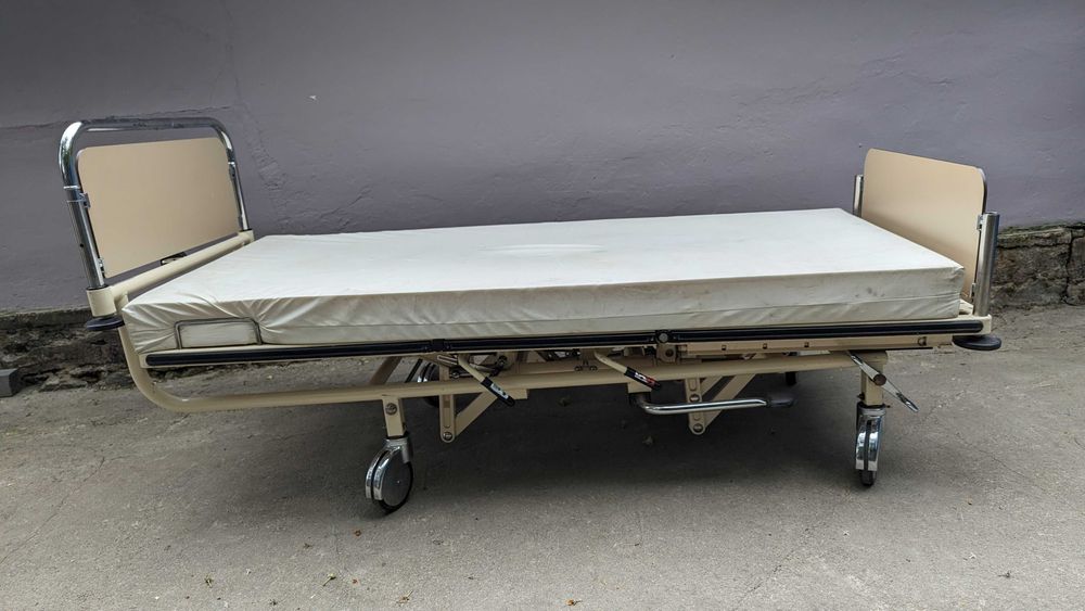 Медичне ліжко на колесах з гідравлічним приводом