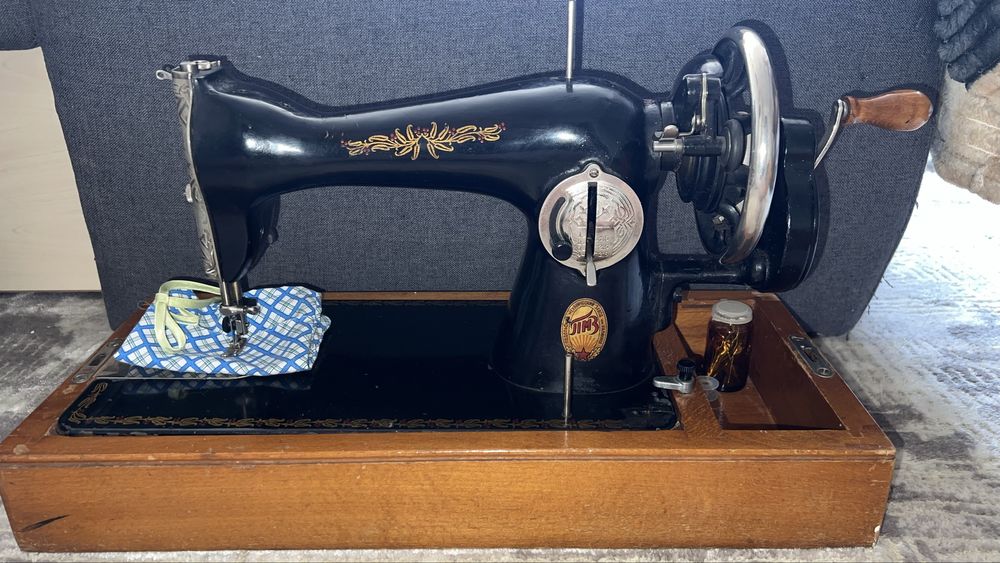 Вінтіжна антикваріатна швейна машинка