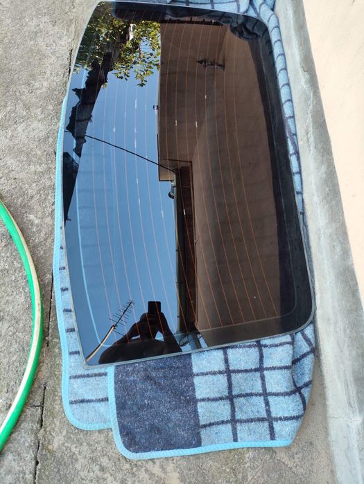 Продам стекло на Киа