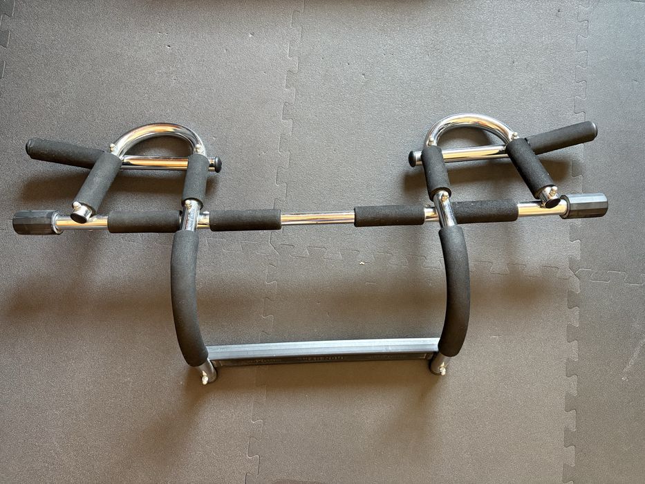 Pull-up bar for gym door498642803376138242