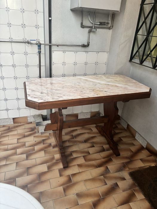 Mesa com tampo em marmore