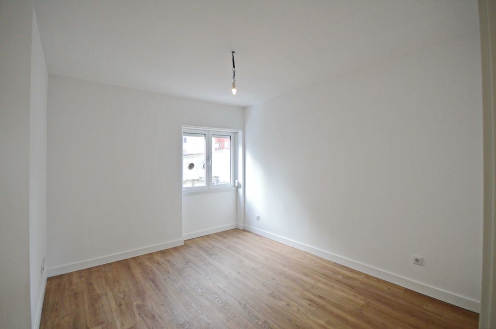Apartamento T2 totalmente renovado 67 m2, R/C - Av. Brasil  - Amadora