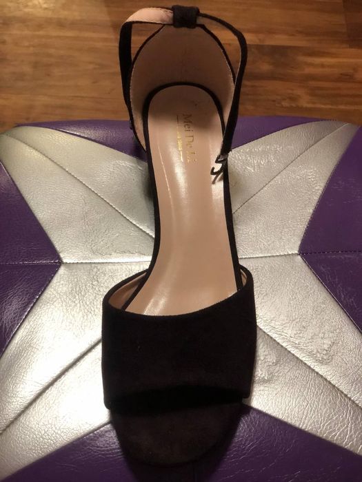 Босоніжки на каблуку