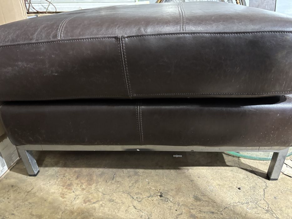 Sofa pouf couro usado