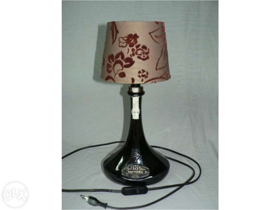 Garrafa Vinho do Porto em Candeeiro de Bar