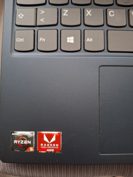 Portátil Lenovo em bom estado.