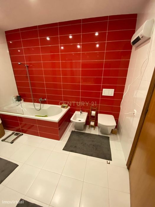 4 Suítes + Piscina | Moradia Com Jardim E Garagem Em Azeitão