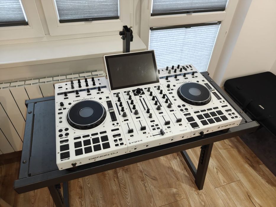 Stanowisko DJ / stół DJ