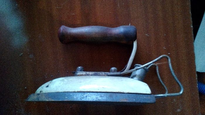 Ferros de engomar de coleção elétrico ou a brasas de Carvão