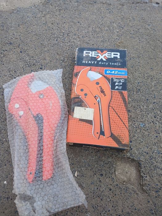 Труборез по пластиковым трубам . Новый .