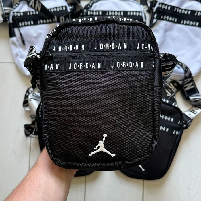 Сумка через плече Nike Air Jordan із монограмним ремінцем: Чорна, Біла