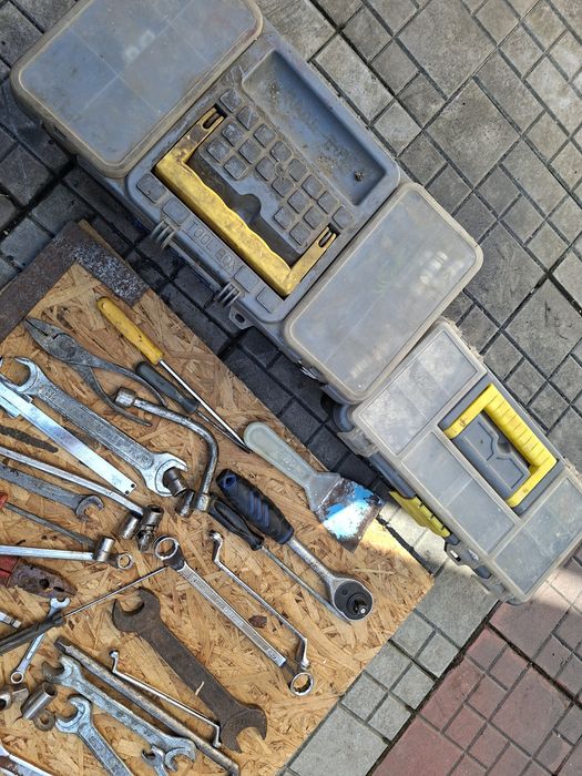 Інструмент для ремонту авто