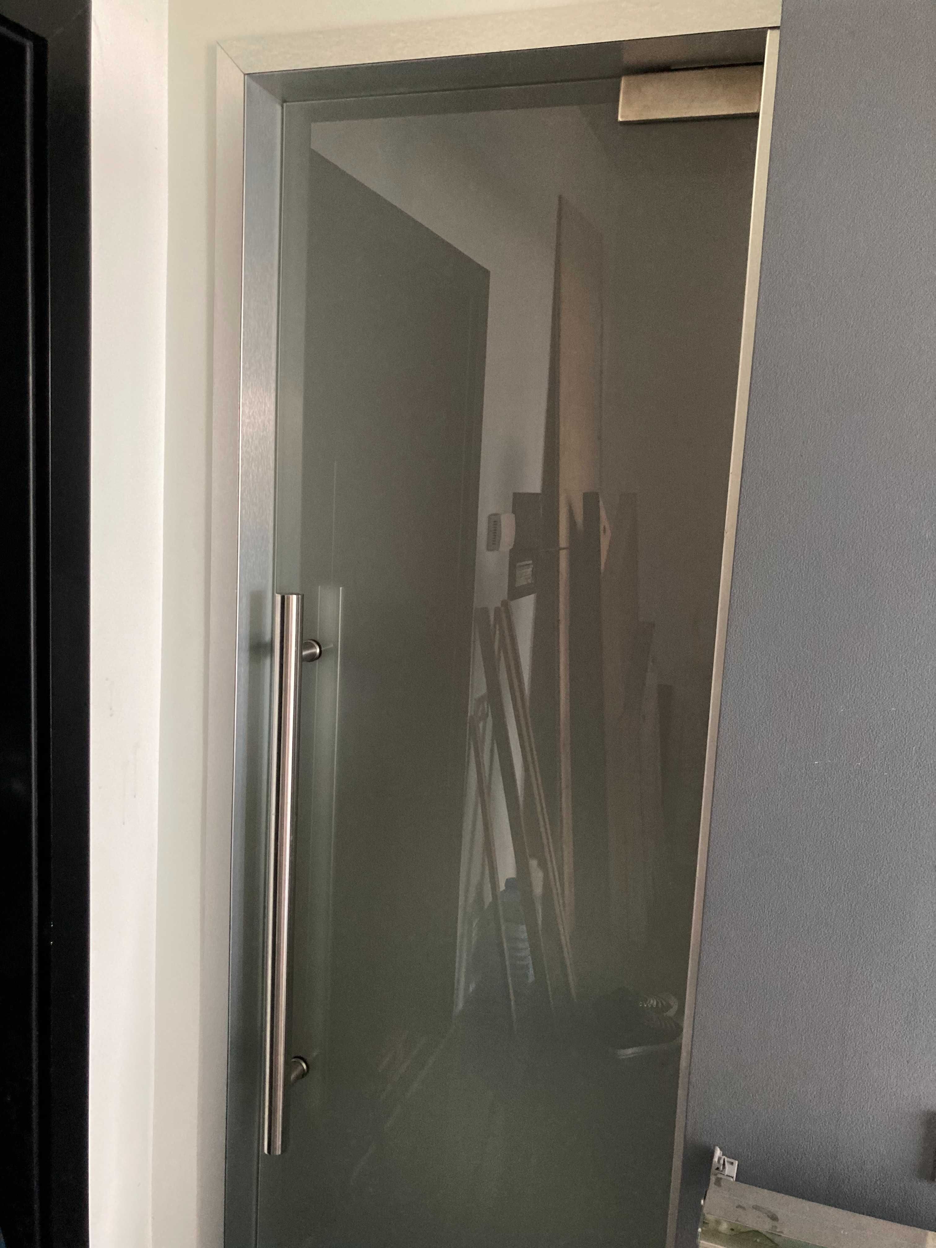 Двери стеклянные с доводчиками встроенными пол-потолок Dorma Германия ...