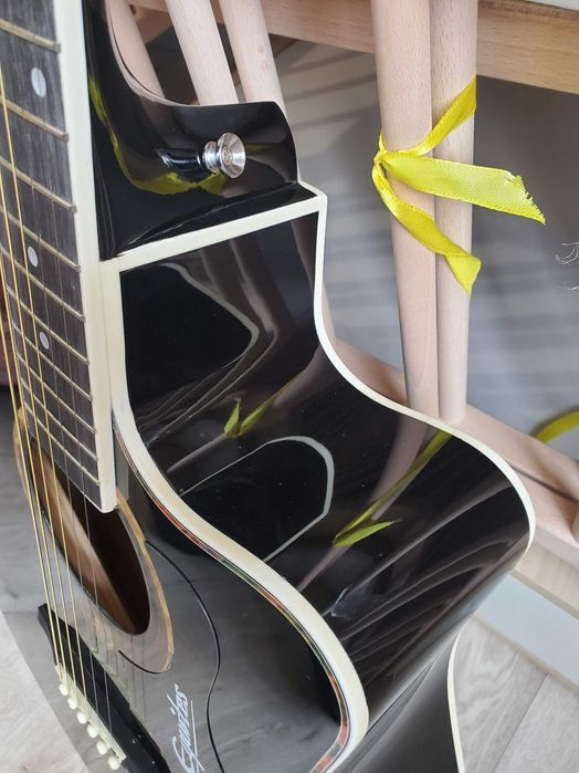 акустическая черная гитара с усиленным грифом