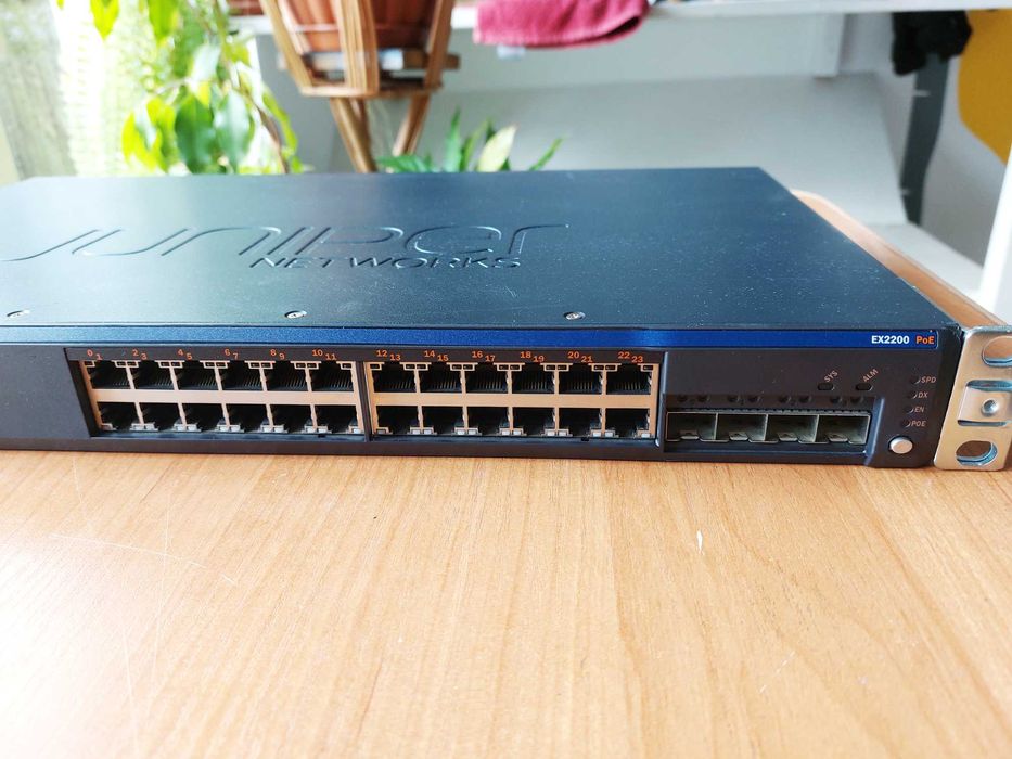 Switch Juniper Networks EX2200-24P-4G 24x 1Gb 4x SFP POE