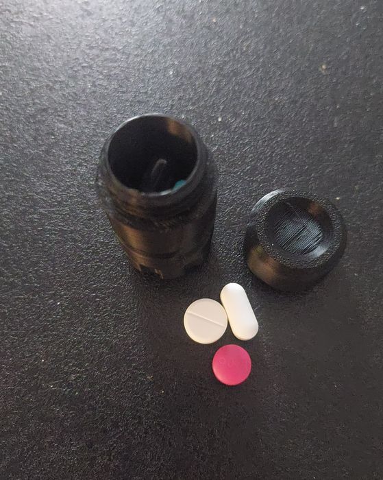 Pojemniczek na leki w podróż do torebki