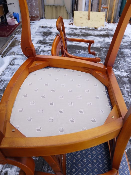 Piękne solidne krzesła -fotele drewniane  jak nowe.