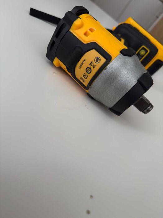 Pistolet udarowy 1/2 pod baterie DEWALT  - posiada w paczce nasadki 17 i 19 mm na koła - KOMPLET bez baterii !!