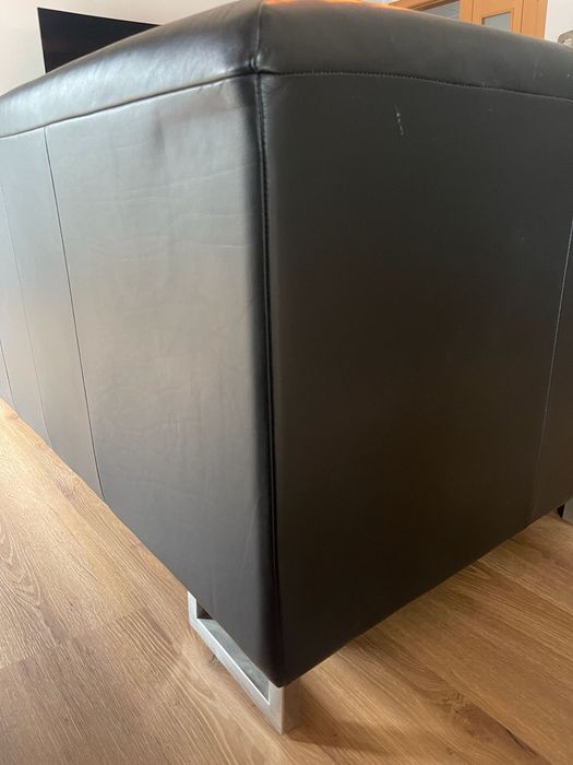 Sofá de cabedal preto com chaise longue