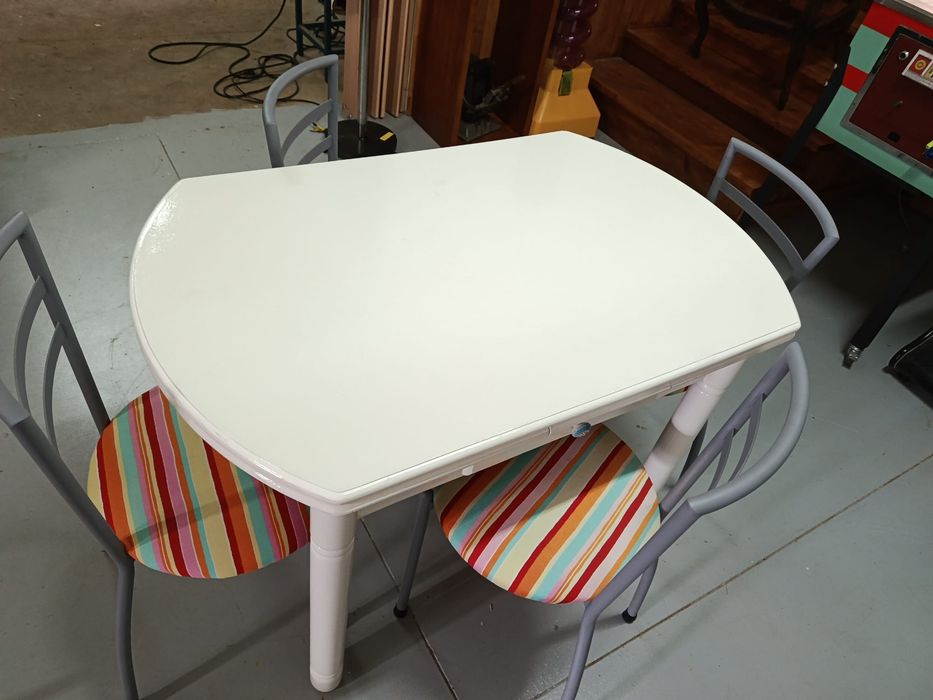 Mesa de cozinha e 4 cadeiras