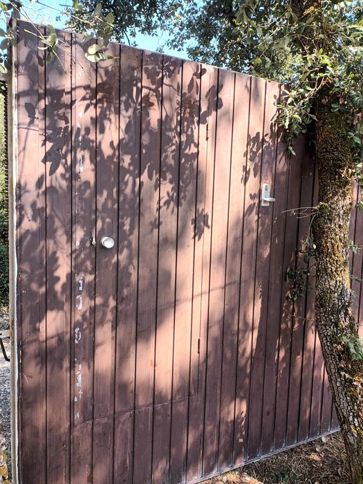 Portão basculante com porta