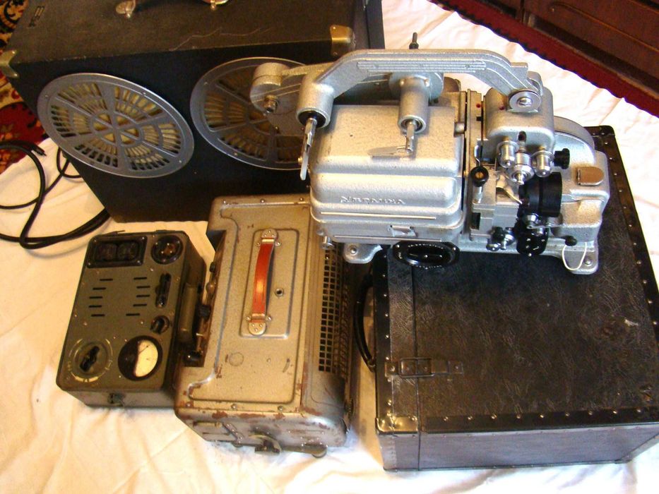 Оборудование для просмотра фильмов на 16 мм пленке.