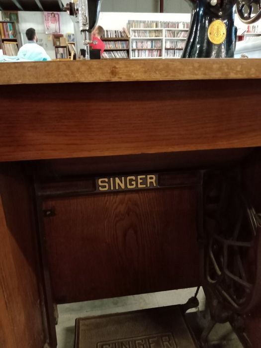 Швейна машинка ,,Зінгер  .в робочому стані з тумбочкою
