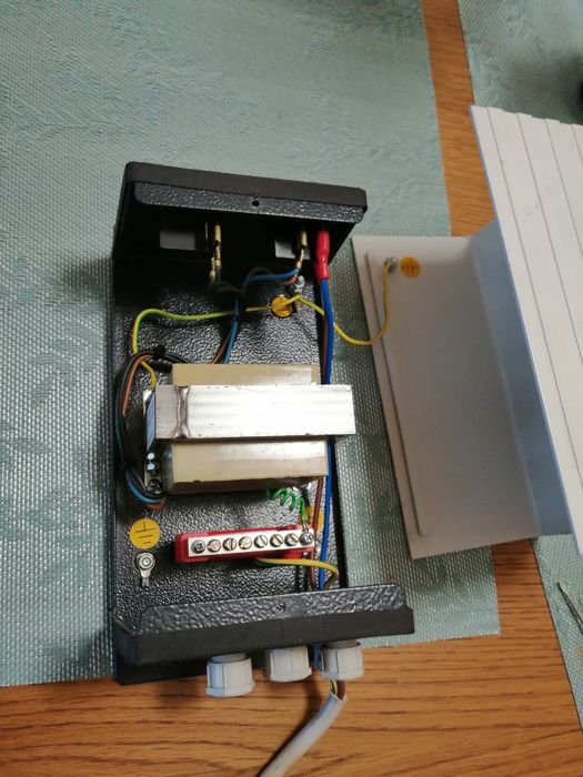Skrzynka z transformatorem