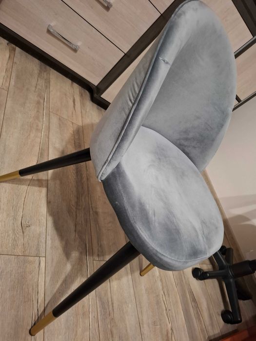 Krzesło z metalowymi nogami