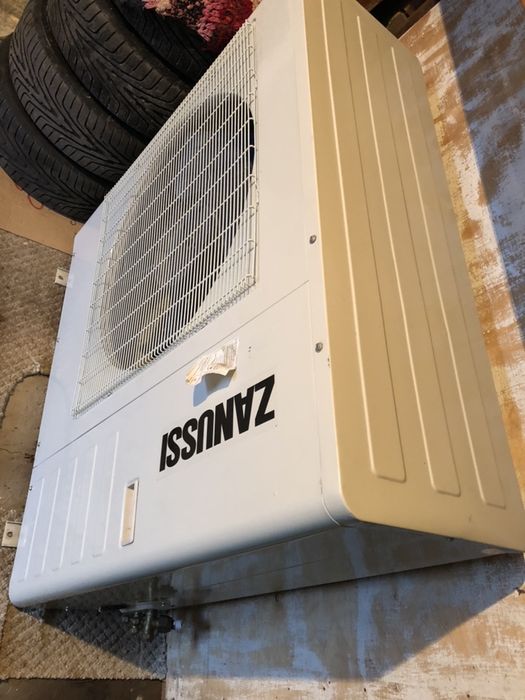 Кондиціонер Zanussi підлогово-стельвого типу.