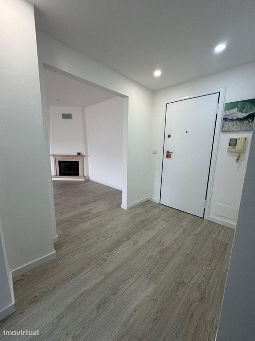 Fantástico Apartamento T2 Totalmente Remodelado com Parqueamento