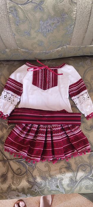Вишитий костюм для дівчинки
