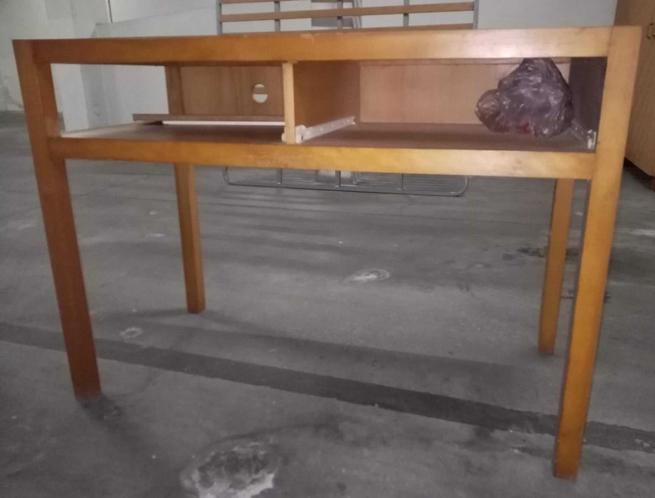 Mesa e estrado de cama