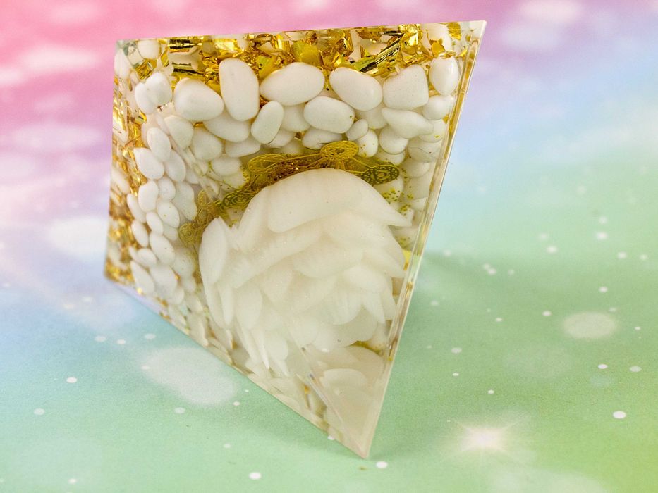 Prześliczna Piramidka Orgonitowa z Białą Różą Agat Howlit Złota 5cm