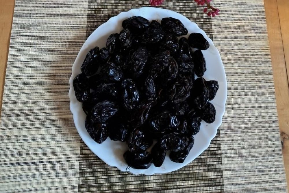 Ekologiczna śliwa suszona naturalnie