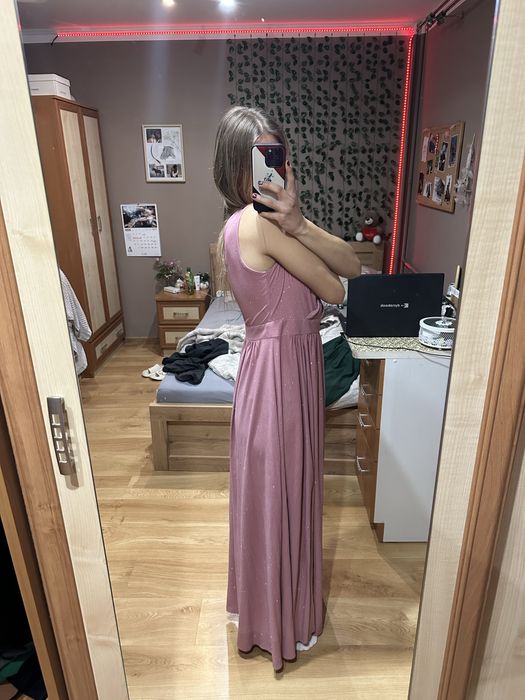 Różowa brokatowa sukienka