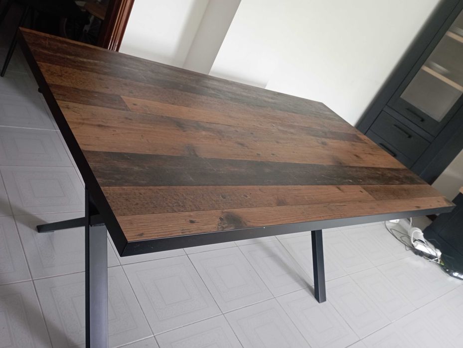 Mesa de jantar semi nova escura, 160 x 90 cm