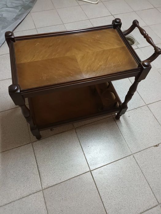 Mesa de apoio, em madeira escura