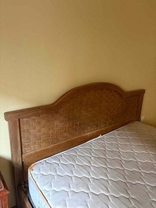 Cama Antiga - com colchão e mesa de cabeceira