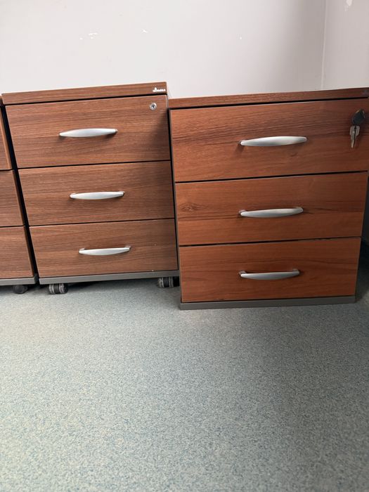 Kontrnerki biurowe w dobrym stanie