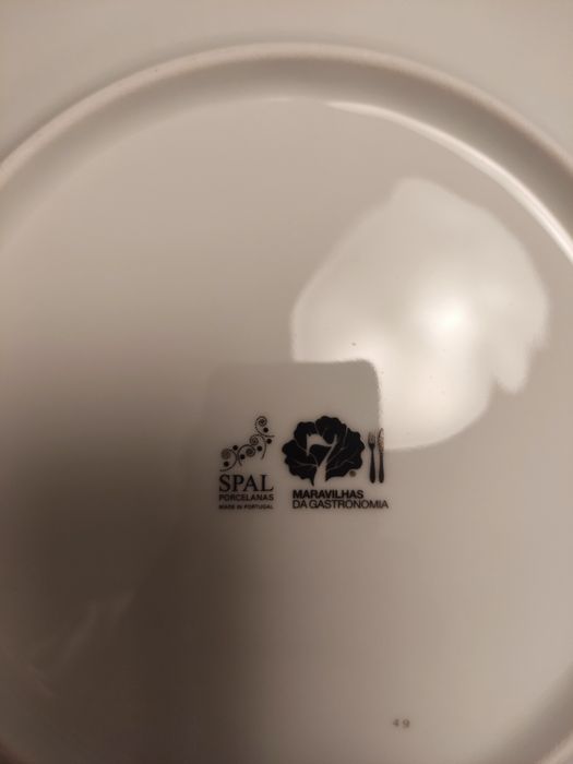 Serviço de 8 pratos de jantar e sobremesa e duas travessas da SPAL