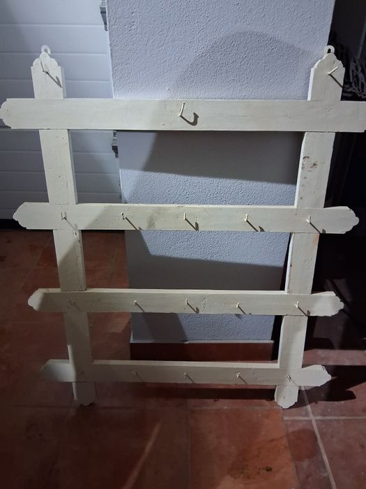 Estante para pratos antigos ou canecas