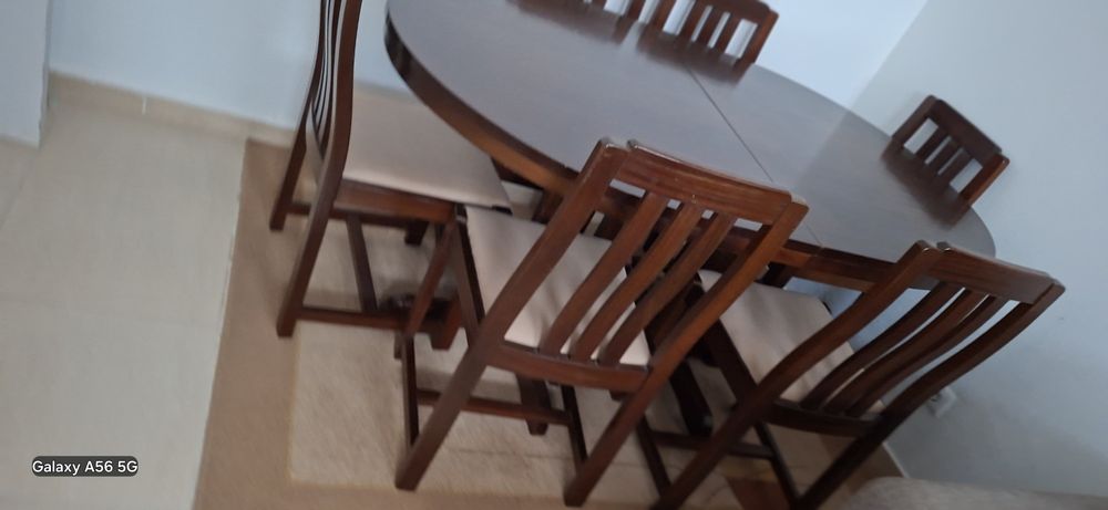 Mesa de jantar em mogno extensiva ,com 6 cadeiras em otimo estado consevadissimo .Madeira macissa. Retirada por conta do comprador. Peniche .