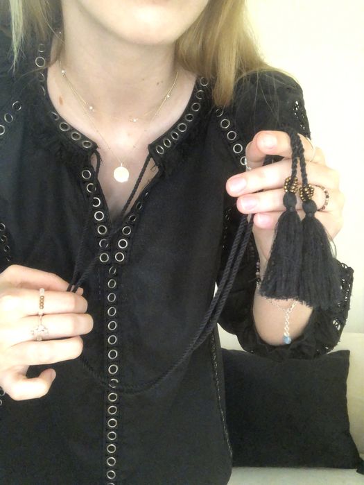bufiasta bluzka boho czarna ze zdobieniami frędzelkami