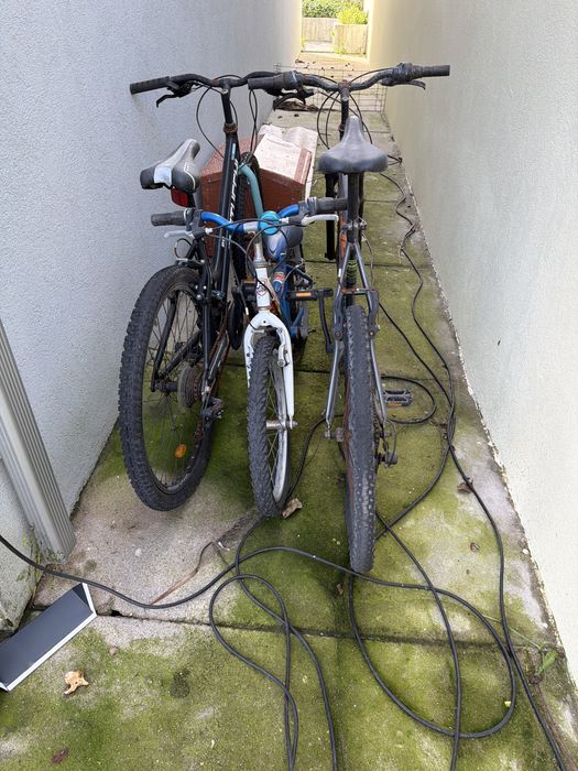 Vendo tres bicicletas; de mulher de homem e criança