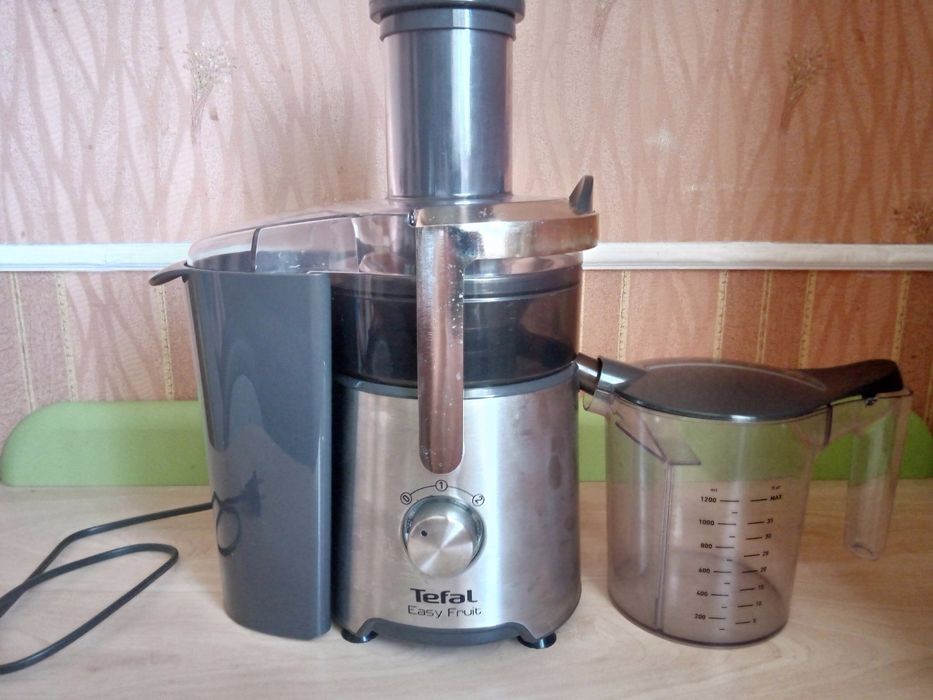 Соковыжималка Tefal Easy Fruit ZE 610 D, б/у.