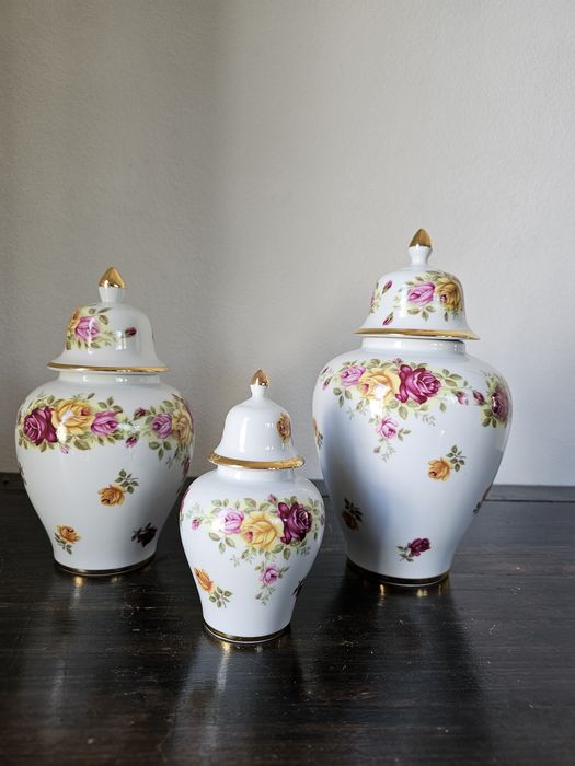 Set of 3 Rixanati Vases and a Lamp428623389199575042